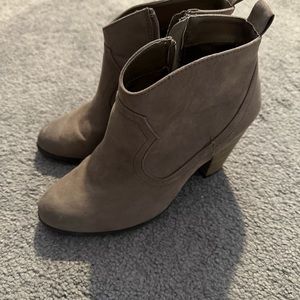 Fashion booties with heel and zipper on side